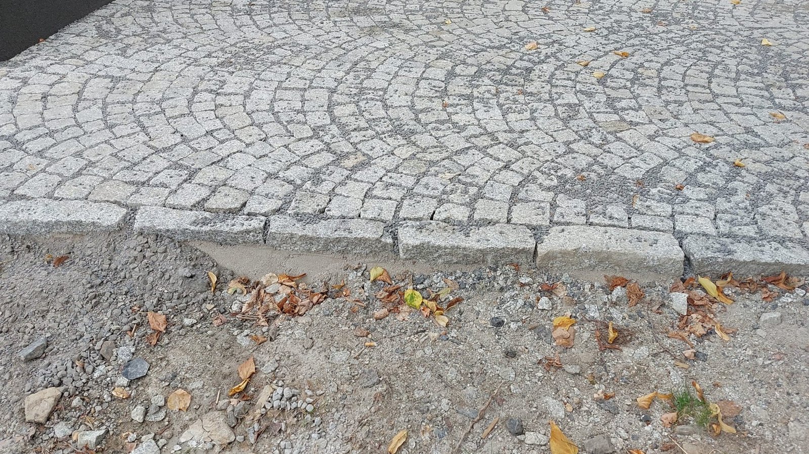 Randabschluss mit Granitpflaster