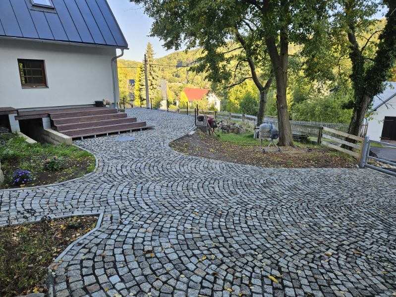 Geschwungene Einfahrt aus Granitpflaster