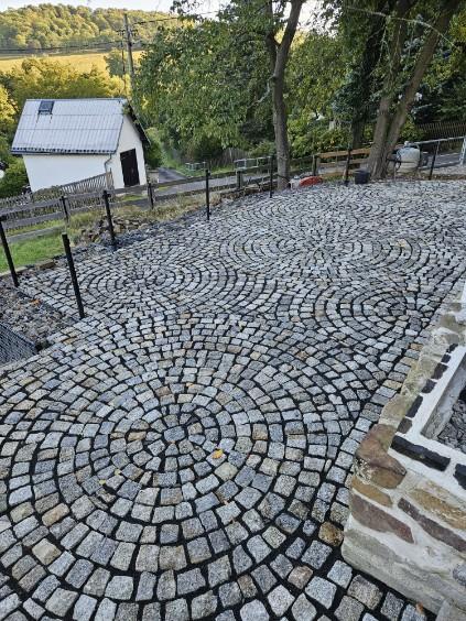 Einfahrt mit dekorativem Spiralmuster