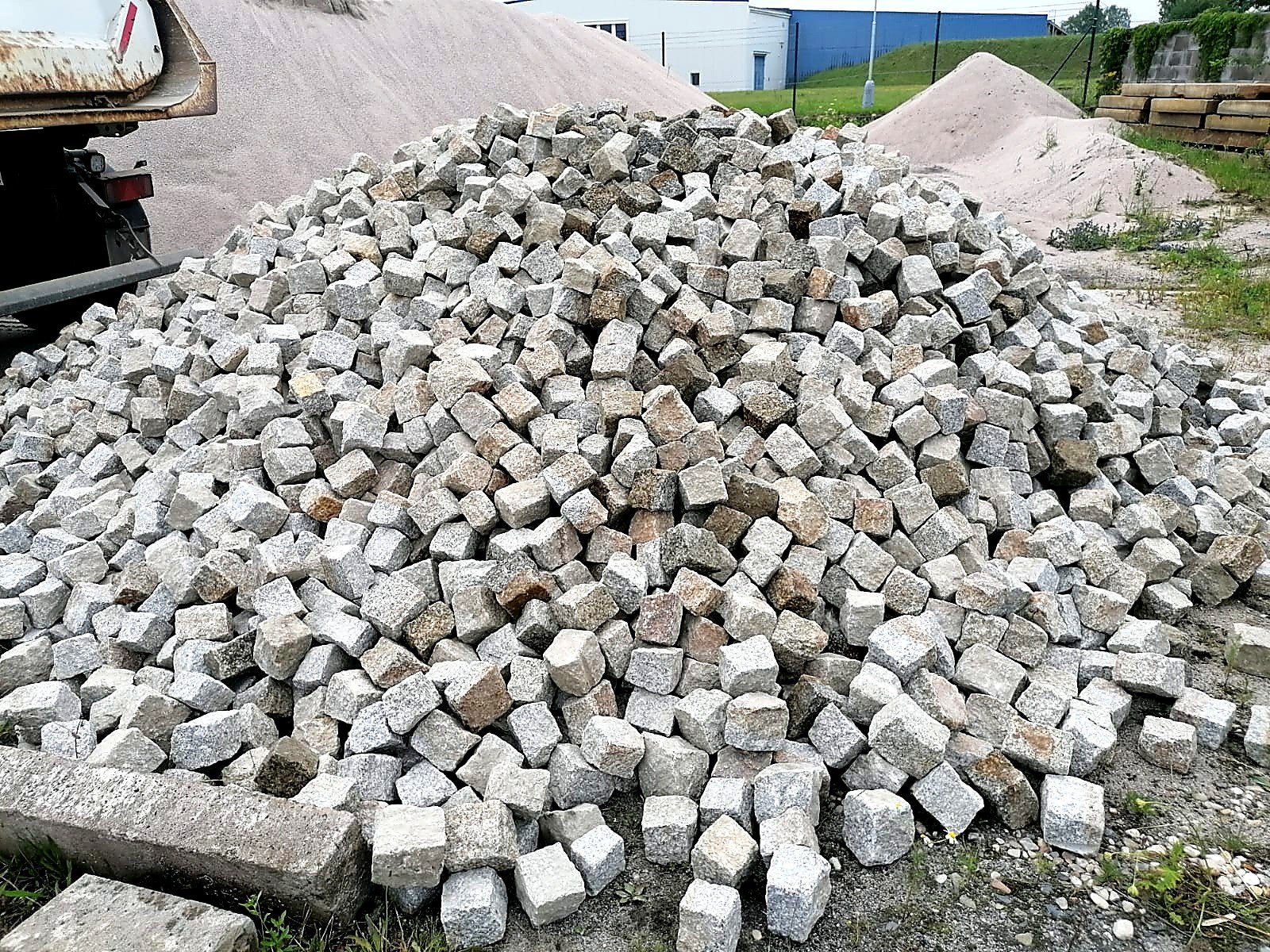 Granitpflastersteine Grau-Braun – Lager Schüttgut