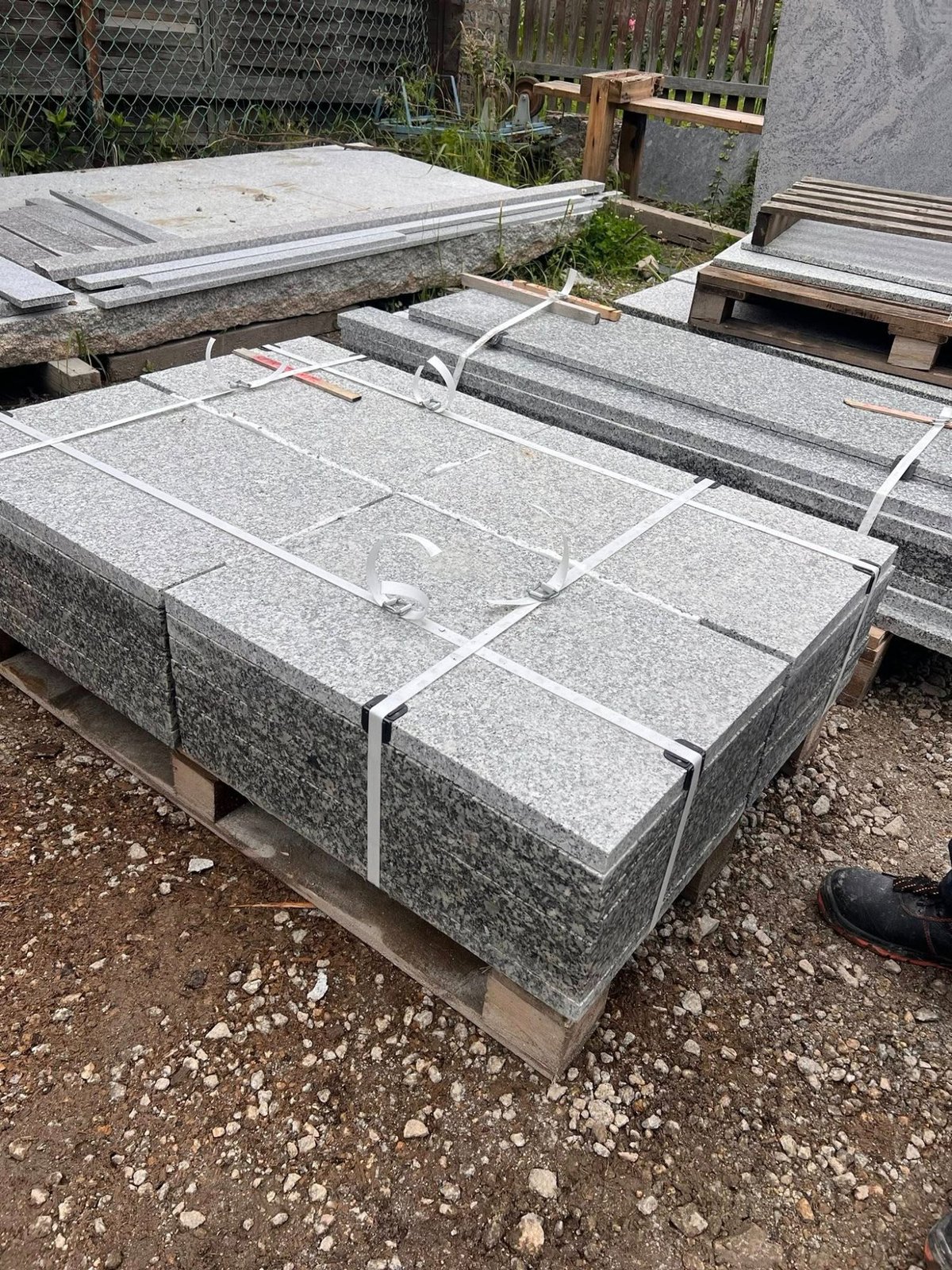 Granitplatten auf Paletten