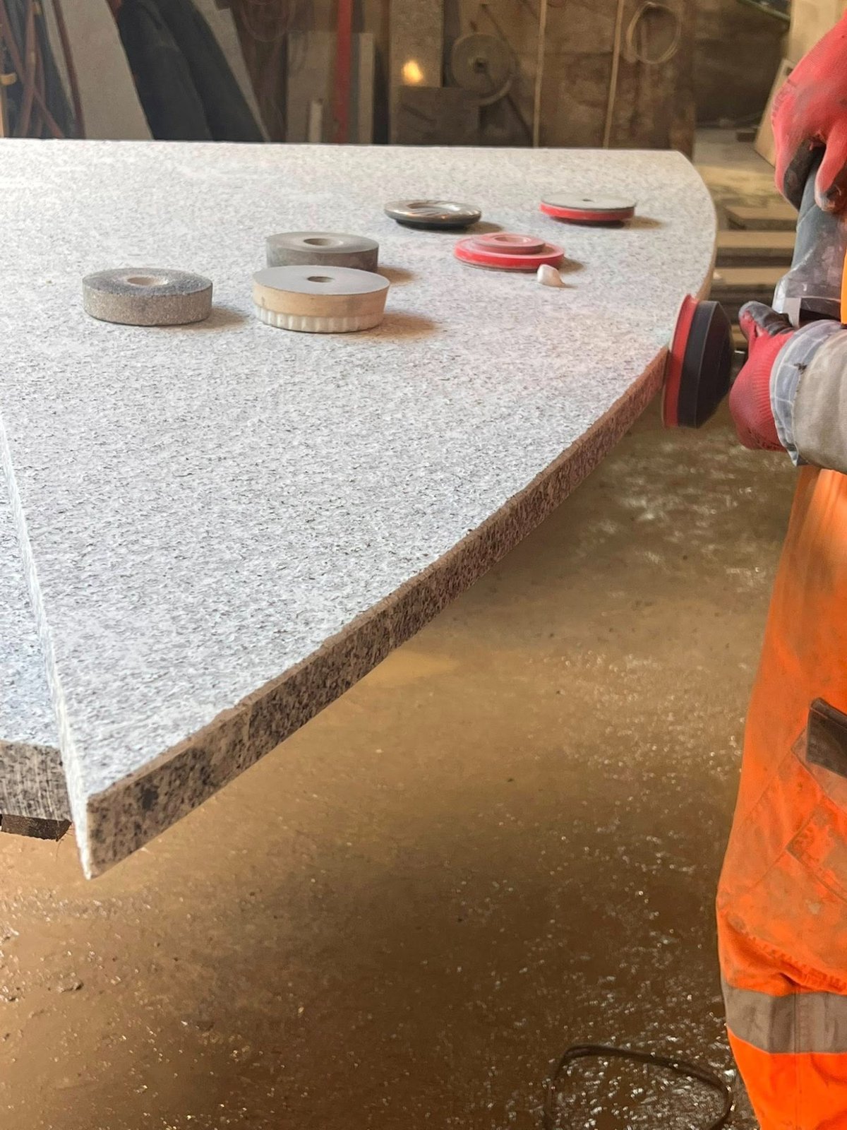 Herstellung von Granitfensterbänken in der Werkstatt