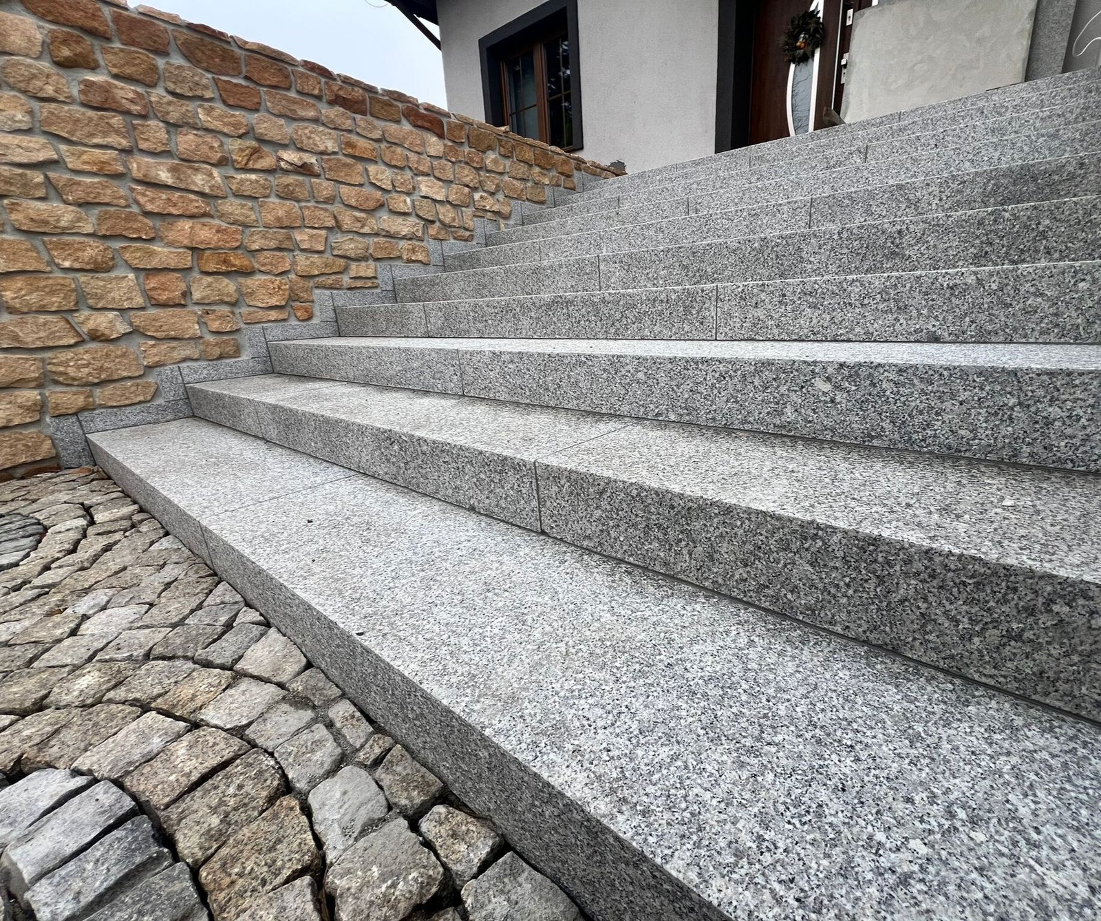 Granittreppen – fertige Außentreppe am Wohnhaus