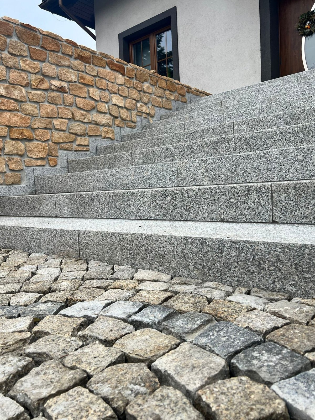 Granittreppen mit Sandsteinmauer