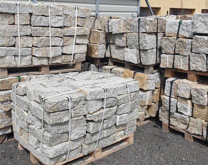 Granitmauersteine Palettenlager